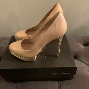 Vince Camuto only worn once size 9 in Great Condition, with Original box